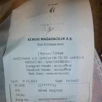 Ecrou Mağaza Yöneticisi ve Kasiyer İlgisiz ve Laubali Tutumu