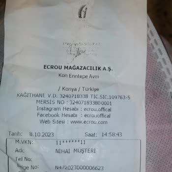 Ecrou Mağaza Yöneticisi ve Kasiyer İlgisiz ve Laubali Tutumu