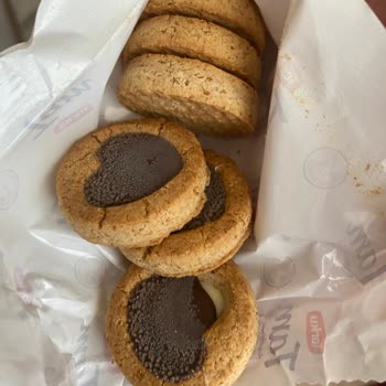 Torku Tam Çikolatam Bisküvi Üzerinde Beyaz Kabarcıklar Var