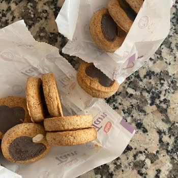 Torku Tam Çikolatam Bisküvi Üzerinde Beyaz Kabarcıklar Var