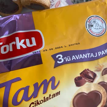 Torku Tam Çikolatam Bisküvi Üzerinde Beyaz Kabarcıklar Var