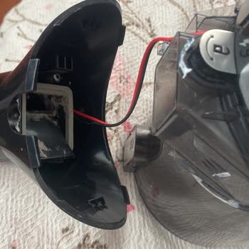 Arnica Solara Şarjlı Dikey Süpürge Başlığından Kırıldı