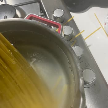 2025 Son Tüketim Tarihli Mutlu Makarna Böcekli Çıktı