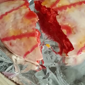 BİM'DEN Alınan Kalp Şekilli Kekin İçinden Çıkan Değişik Madde