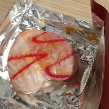 BİM'DEN Alınan Kalp Şekilli Kekin İçinden Çıkan Değişik Madde