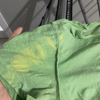 Yumoş Deterjan Çamaşırları Çamaşır Suyu Lekesi Yaptı