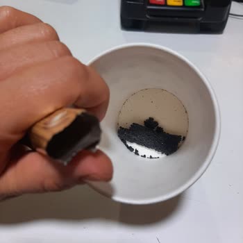 Nescafe Gold Simsiyah Plastik Seklinde Çıktı Paketten