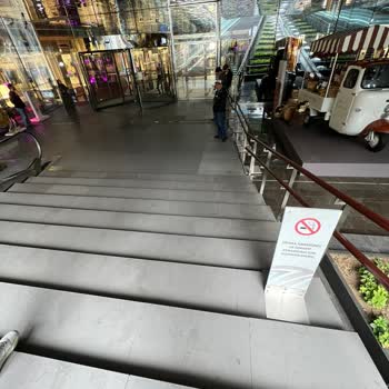 Zorlu Center İstanbul Zorlu Center Apple Önünde Duran Güvenlik