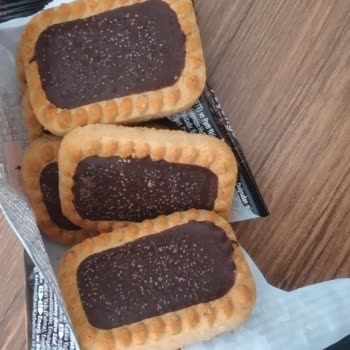 Eti Gıda Çikolatanın Üzerindeki Beyaz Benekli Gözenekler