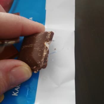 Şok Marketler Çikolatanın İçinden Plastik Gibi Bir Şey Çıktı!