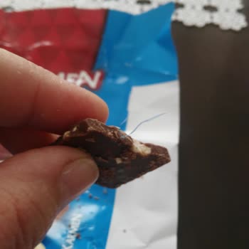 Şok Marketler Çikolatanın İçinden Plastik Gibi Bir Şey Çıktı!