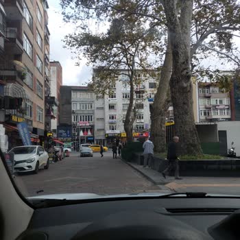 Taksi Duraklarındaki Araçların Yolu İşgal Etmesi!