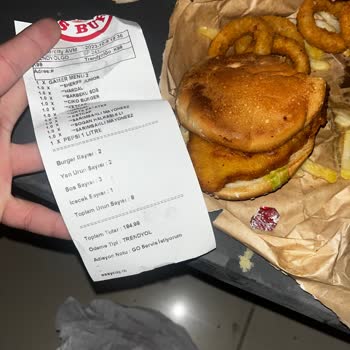 Saloon Burgerin Burgerinin İçinden Alüminyum Parça Çıktı
