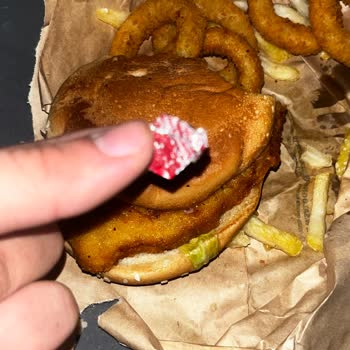 Saloon Burgerin Burgerinin İçinden Alüminyum Parça Çıktı