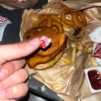 Saloon Burgerin Burgerinin İçinden Alüminyum Parça Çıktı