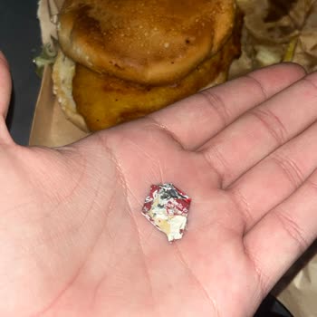 Saloon Burgerin Burgerinin İçinden Alüminyum Parça Çıktı