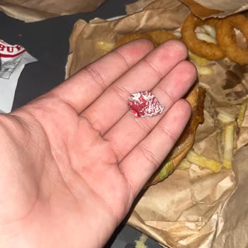 Saloon Burgerin Burgerinin İçinden Alüminyum Parça Çıktı