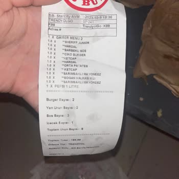 Saloon Burgerin Burgerinin İçinden Alüminyum Parça Çıktı