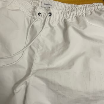 Calvin Klein Deniz Şortu Yazısı İlk Günden Silindi!