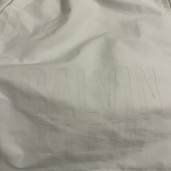 Calvin Klein Deniz Şortu Yazısı İlk Günden Silindi!