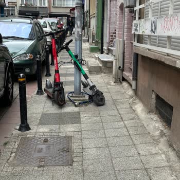 Kadıköy Belediyesi Hop Ve Martı Scooter Kaldırım İşgali