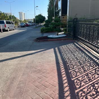 Fame Residence Hotels Otelin Önündeki Yaya Yoluna Otel Tarafından Bahçe İnşa Edilmiş