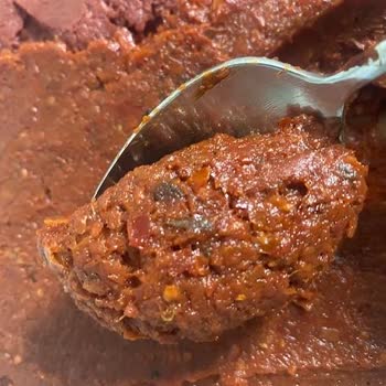 Fatma'nın Bahçesi Biber Salçasından Başka Her Şeye Benziyor