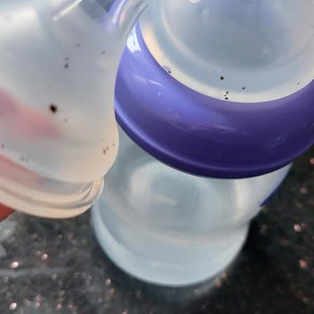 Lansinoh Biberon Çok Ses Çıkarıyor Ayrıca Ucunda Siyah Noktalar Çıktı.