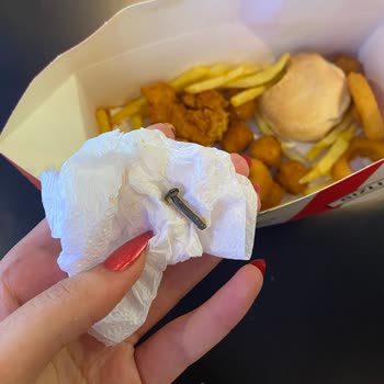 KFC Yemekten Çivi Çıkma