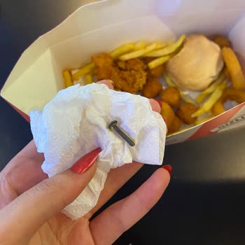 KFC Yemekten Çivi Çıkma