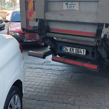 BİM Kamyonu Aracıma Hasar Verip Kaçtı