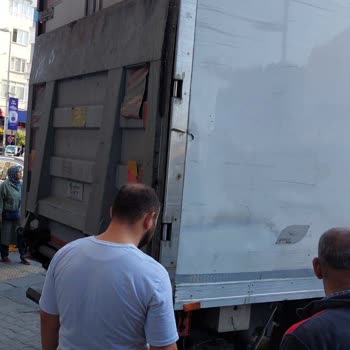 BİM Kamyonu Aracıma Hasar Verip Kaçtı