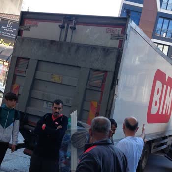 BİM Kamyonu Aracıma Hasar Verip Kaçtı