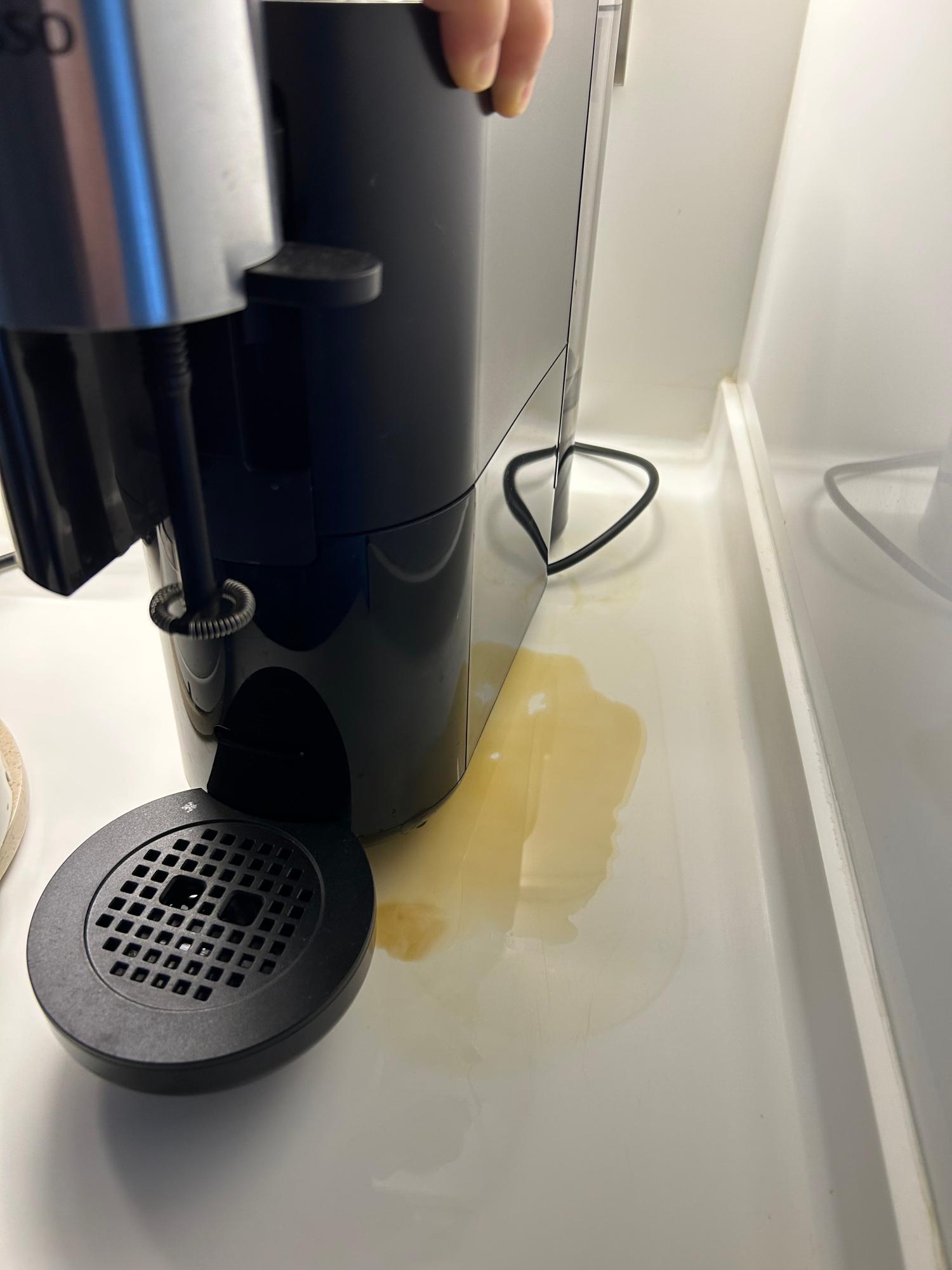 Dripping Nespresso Coffee Machine Xolvie