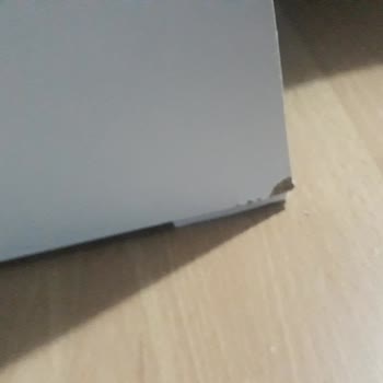 Koçtaş Çalışma Masasının Köseleri Ezilmiş