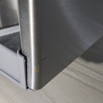 Bosch Buzdolabı Alt Kapağı Pas Lekeleri Var