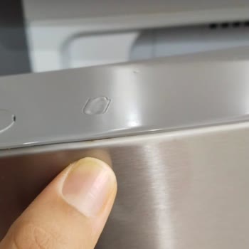 Bosch Buzdolabı Alt Kapağı Pas Lekeleri Var