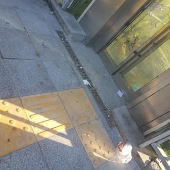 İBB - İstanbul Büyükşehir Belediyesi Çalışmayan Üst Geçit Asansörü