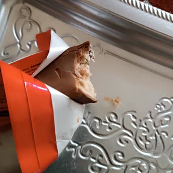 Çikolatanın İçinden Bez Parçasına Benzer Bir Şey Çıktı A101