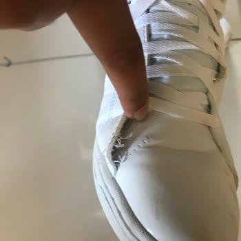 In Street Kendi Kendine Dikişleri Açılan Ayakkabı Mağduriyeti