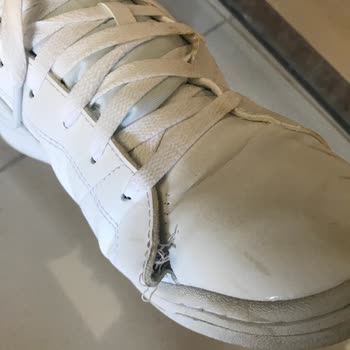 In Street Kendi Kendine Dikişleri Açılan Ayakkabı Mağduriyeti