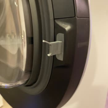 Siemens Marka Kurutma Makinesinin Kapağı Kırıldı Ve Servis Ücret Talep Ediyor.