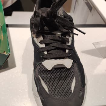 Sneaks Up Puma Marka Ayakkabının 2 Ay Gibi Sürede Yırtılması