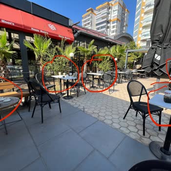 Starbucks Coffee Kirli Ve Çöpler Mevcut