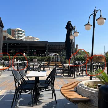 Starbucks Coffee Kirli Ve Çöpler Mevcut