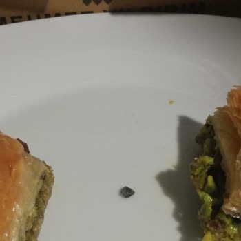 Baklavacı Mehmet Yıldırım Baklavanın İçinden Taş Çıktı