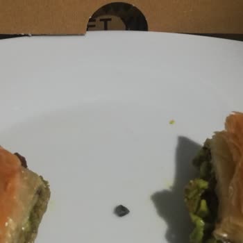 Baklavacı Mehmet Yıldırım Baklavanın İçinden Taş Çıktı