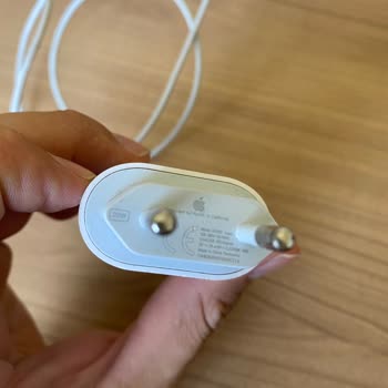 Apple Store Apple 20 W Adaptörümün Isınma Sonucu Yanması