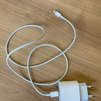 Apple Store Apple 20 W Adaptörümün Isınma Sonucu Yanması