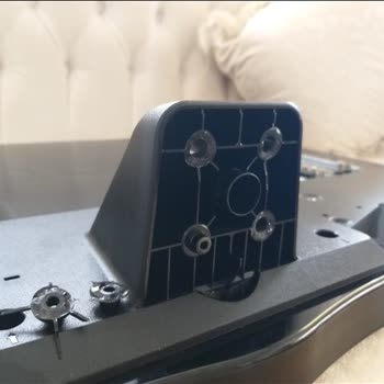 LG Ayak Aparatı Hatalı Ürün Vidalı Ayak Aparatı Koptu